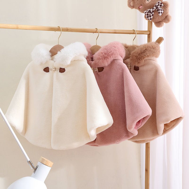 Poncho Cape en fausse fourrure pour bébé et enfant. Manteau d’hiver chaud pour enfant, disponible en beige, rose clair et rose poudré, avec col en fourrure douce et fermeture classique, idéal pour garder les tout-petits au chaud en hiver.
