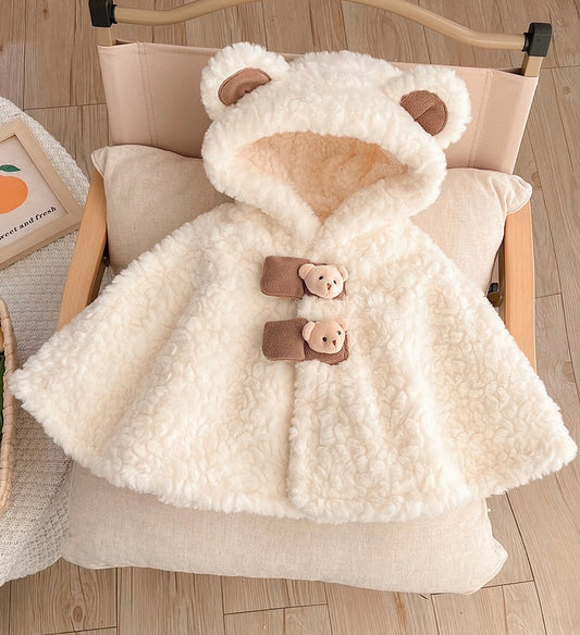 Cape bébé en fausse fourrure blanch  avec capuche et motif ours - Manteau polaire d’hiver chaud pour enfant avec intérieur doux, oreilles d’ours en pilou, parfait pour garder les tout-petits au chaud avec style.